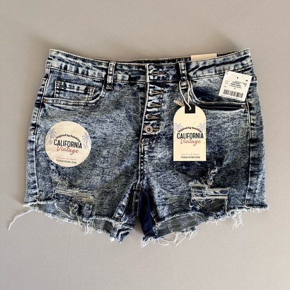 NWT Stretch denim shorts - Picture 3 of 6
